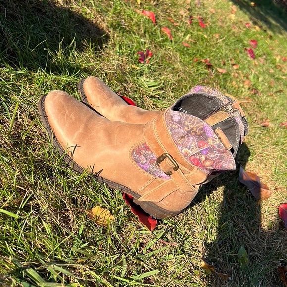 Women’s leather ankle Booties. - Picture 2 of 11